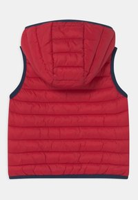 Czerwony kamizelka puchowa z kapturem, z poziomymi przeszyciami, granatowymi akcentami na brzegach i gładką, błyszczącą teksturą.
