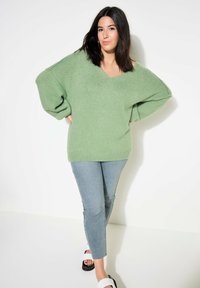 Studio Untold V-HALS WIJDE LANGE MOUWEN - Strickpullover - sage green
