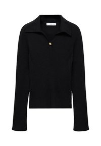 Pull en maille noir avec col, doté d'une fermeture par un unique bouton en or. Les manches longues et la texture côtelée lui confèrent un aspect structuré.