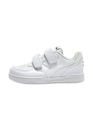 Sneaker bianco a bassa forma con doppie fasce in Velcro, colletto imbottito e suola testurizzata, mostrato in profilo laterale su uno sfondo bianco.