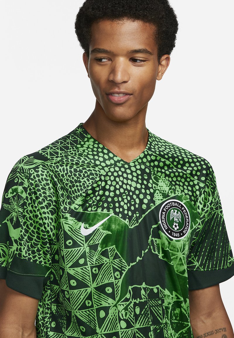 Estrecho Premio Monografía Nike Performance NIGERIA DF STADIUM - Camiseta estampada - green spark/pine  green/black/white/verde - Zalando.es