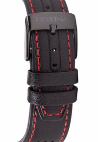 Cinturino da orologio in pelle nera con cuciture rosse, dotato di una fibbia color argento. Il cinturino è testurizzato e presenta più fori di regolazione.