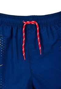 Marine zwemshorts met een elastische tailleband, voorzien van een rode trekkoord en een klein achterzakje. Verlooppuntpatroon in geel en blauw aan de zijkant.