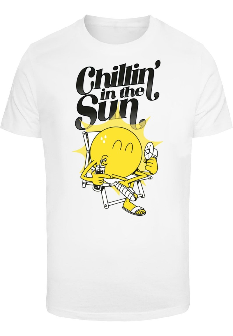 Hvit bomull T-skjorte med et grafisk motiv av en smilende sol i en stol, som holder en drink, med teksten "Chillin' in the Sun" i svart.