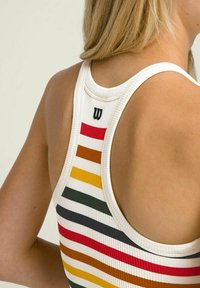 Primer plano de una persona que lleva una blusa sin mangas de canalé con rayas horizontales en rojo, naranja, amarillo, verde, azul marino y blanco, mostrando la parte superior de la espalda.