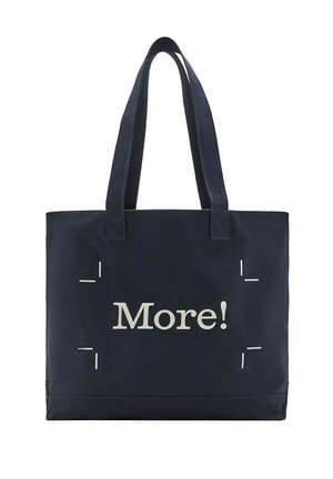 Duża granatowa torba na ramię z dwoma długimi uchwytami i napisem "More!" nadrukowanym na białym środku z przodu.