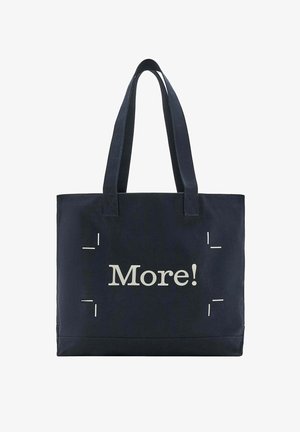 Grote marineblauwe tote tas met twee lange hengsels en het woord "More!" wit gedrukt op het midden vooraan.