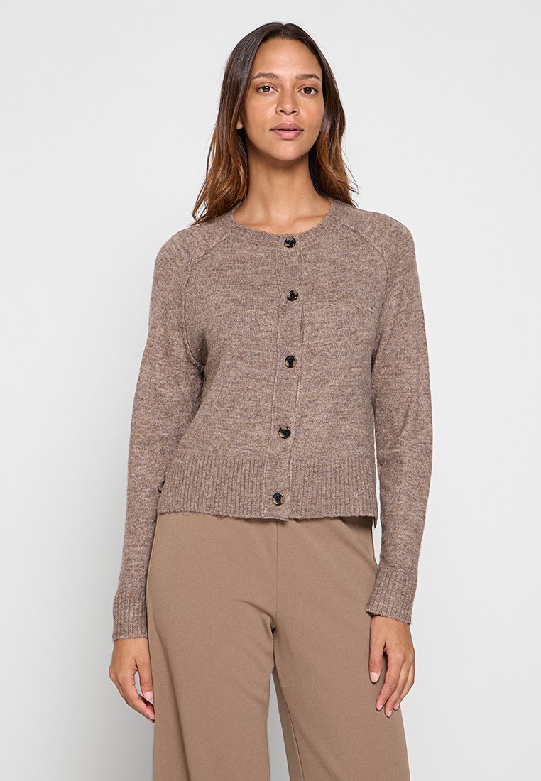 Gilet en tricot marron avec un col rond, un ourlet côtelé et une fermeture à boutons sur le devant. Il dispose de manches longues et de boutons noirs.