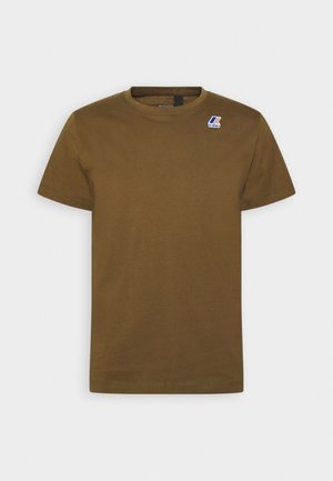 Camiseta marrón de manga corta y cuello redondo con un pequeño logo multicolor de K-Way en la parte superior izquierda del pecho.
