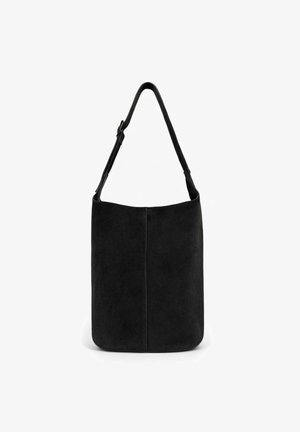 Sac seau noir en daim avec une seule bandoulière, texture lisse et silhouette épurée. Présente un design minimaliste sans matériel visible.