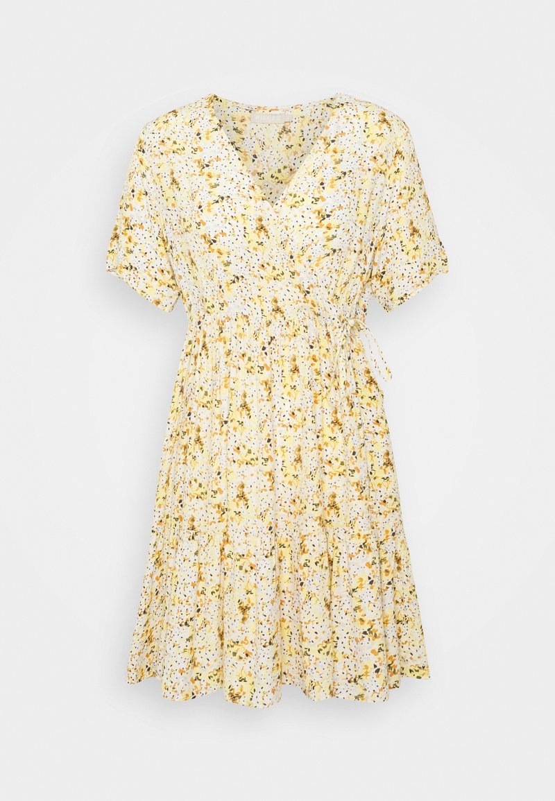 Robe portefeuille blanche avec un motif floral jaune. Manches courtes, col en V et taille froncée. Ourlet évasé avec un design à étages.