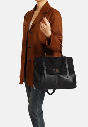 Borsa a mano nera in suede con finitura testurizzata, dotata di chiusura a pattina e tracolla removibile. Accentuata da una fibbia metallica.