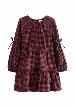 Robe à manches longues à carreaux rouges et verts avec taille élastique, ourlet volanté et poignets noués sur fond blanc.