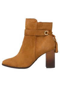 Stivale alla caviglia in suede marrone con tacco a blocco, cinturino laterale con anello metallico e dettagli in nappina sul retro.