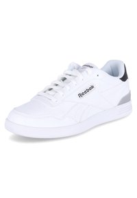 Zapatillas blancas de Reebok con parte superior de cuero liso, punta redonda, diseño con cordones y detalles en gris y negro en el talón.