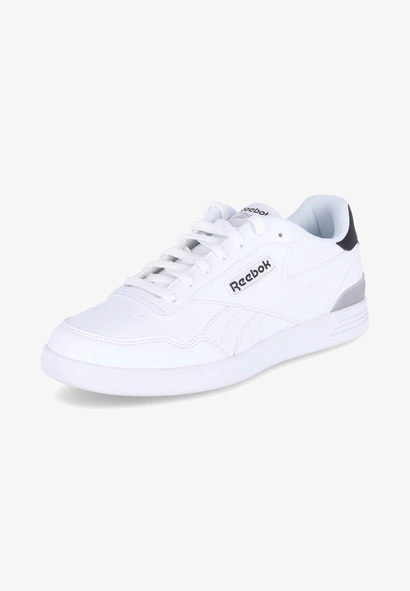 Zapatillas blancas de Reebok con parte superior de cuero liso, punta redonda, diseño con cordones y detalles en gris y negro en el talón.