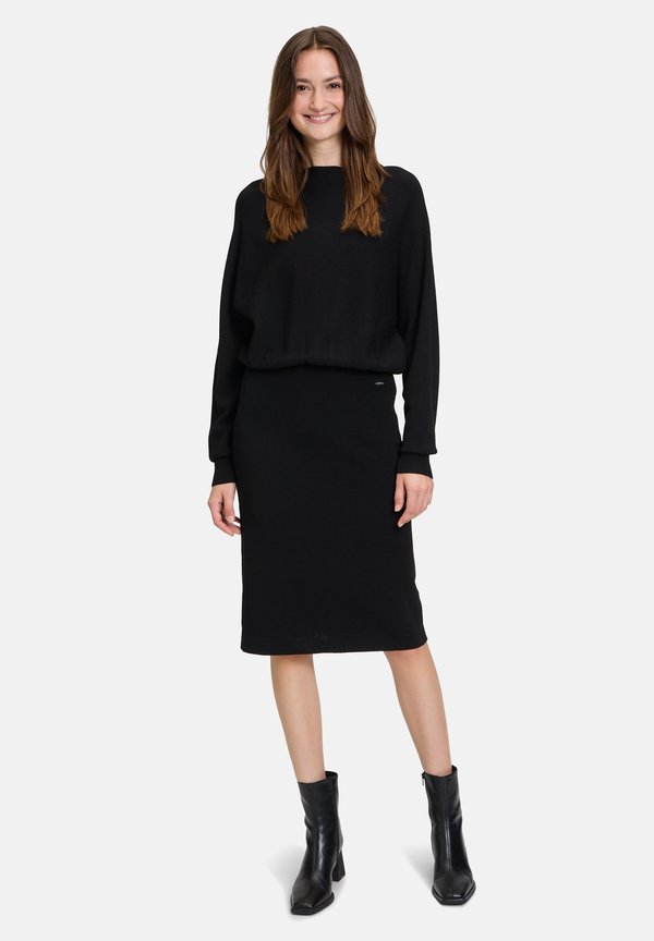 MIT FLEDERMAUSÄRMELN - Strickkleid - schwarz