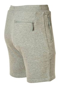 Pantalones cortos de mezcla de algodón gris con un bolsillo trasero con cremallera y un diseño ajustado con una textura suave. El detalle del logo es visible encima del bolsillo.