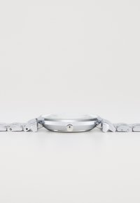 Silberne Edelstahl-Armbanduhr mit rundem Gehäuse, glattem Lünette und einem Gliederarmband, das eine Krone an der Seite für Einstellungen aufweist.