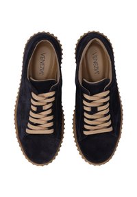 Marineblauwe suède sneakers met tan kleurige veters en een gestructureerde rubberen zool. Heeft een eenvoudig ontwerp, ronde neus en een gevoerde binnenzijde.