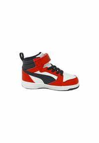 Rød og hvid højtop sneaker med sorte accenter, der har en sikker rem, snørebåndslukning, perforeret tå og polstret krave.