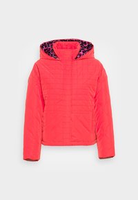 Polstret, quilted jakke i lys koralfarve med hætte. Indersiden har et sort for med pink og lilla cirkulære mønstre.