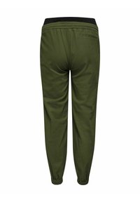 Oliwkowe joggery z elastycznym pasem, zwężanymi nogawkami i gładką fakturą. Posiadają tylną kieszeń do przechowywania.