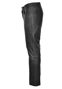 Zwarte leren broek met een slim fit, met knoopsluiting, zakken en een gladde textuur. Zijaanzicht dat het rechte beenontwerp benadrukt.