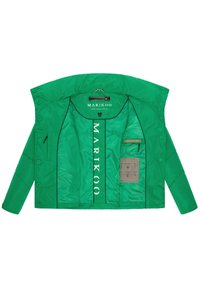 Giacca imbottita verde con finitura lucida, dotata di interno foderato, stampa del logo e diversi taschini. Bottoni a pressione lungo la parte anteriore.