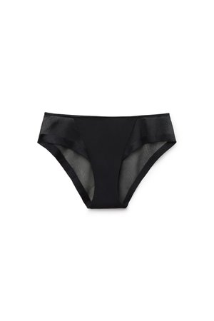 Czarne damskie majtki bikini z siateczkowymi panelami po bokach i gładkim przednim panelem, przedstawione na białym tle.