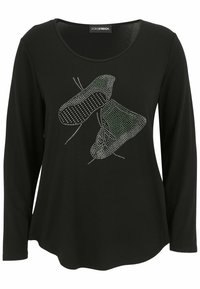 Schwarzes Langarmshirt aus weichem Stoff mit einem Design von Schuhen aus Strass, das die Textur und die filigranen Details betont.