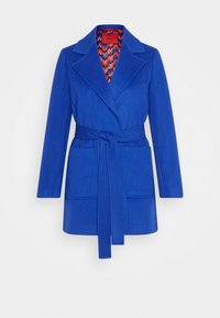 Abrigo de mezcla de lana azul con cuello de muesca, cintura ceñida con cinturón, mangas largas y dos bolsillos frontales con un forro a rayas en rojo y azul.