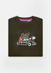 T-shirt w ciemnooliwkowym kolorze z okrągłym dekoltem, z grafiką przedstawiającą klasyczny samochód, deskę surfingową i palmy w kolorach białym, czerwonym i niebieskim.