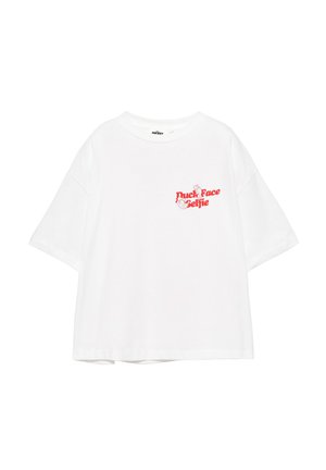 Weißes T-Shirt mit kurzen Ärmeln und rotem Text "Duck Face Selfie" sowie kleinen Handillustrationen auf der oberen linken Brust.