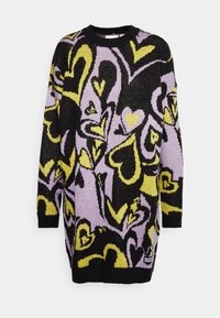 Maglione lavorato a maglia con un motivo a cuori nero, viola e giallo. Ha un collo rotondo e maniche lunghe, con orlo e polsini a costine.