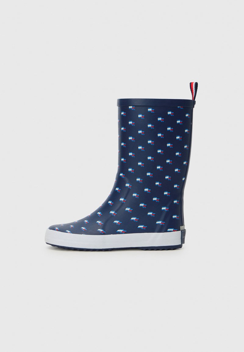 Botte de pluie en caoutchouc imperméable navy avec un motif répétitif, semelle blanche et accents rouge et bleu sur la boucle du talon pour un enfilage facile.