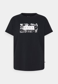 Camiseta negra de manga corta con un estampado floral rectangular blanco y el texto "ROXY" centrado en el pecho.