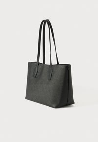 Sac fourre-tout noir en synthétique avec deux longues poignées, une forme structurée et une surface texturée. Présente un design minimaliste sans accents proéminents.