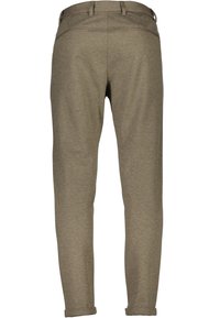 Pantalon slim fit pour homme en marron clair avec passants de ceinture, deux poches passepoilées à l’arrière et coupe de jambe légèrement fuselée.