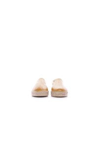Scarpe slip-on in pelle di colore beige, con punta rotonda e suola in juta intrecciata. Texture liscia con dettagli di cucitura minimi.