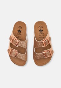 Bruna glittriga slidesandaler med två justerbara roséguldspännen, som har en mjuk innerfoder och en vadderad sula.