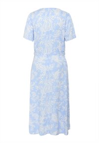 Abito azzurro chiaro con maniche corte, caratterizzato da un motivo paisley bianco. Dettaglio con cintura in vita, design fluido, lunghezza al ginocchio con orlo dritto.