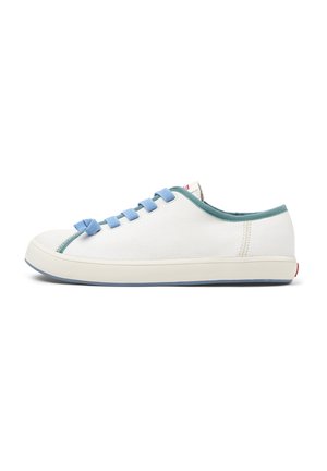 Bílá nízká plátěná teniska se světle modrými tkaničkami, lesně zeleným lemováním a béžovou gumovou podrážkou, zobrazena z boku na bílém pozadí.