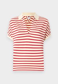 Polo tričko s krátkým rukávem v krémové barvě s vodorovnými červenými pruhy, s výstřihem do V a kontrastním pevným límečkem. Měkká textura látky.
