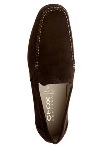Brun ruskind slip-on sko med kontrasterende hvid syning, rund tå og præget logo på indersålen. Glat tekstur, afslappet design.