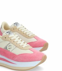 Rosa und beige Sneaker aus einer Mischung aus Wildleder und Mesh-Materialien, flachen Schnürsenkeln und einem gemusterten Etikett. Erhöhte weiße Sohle mit rosa Akzenten.