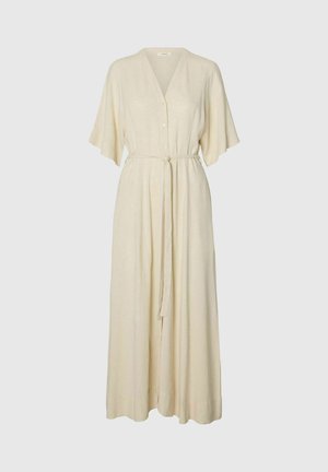 Robe longue couleur crème, boutonnée, à manches courtes larges et ceinture nouée à la taille, présentée sur un fond clair uni.