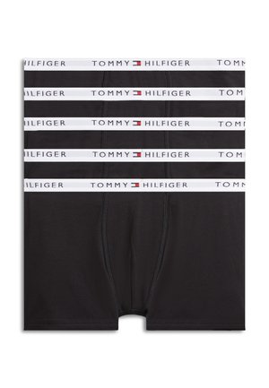 Fire par sorte bokserbriefs stablet, hver med en hvid linning med teksten "Tommy Hilfiger" og et lille rødt, hvidt og blåt logo.
