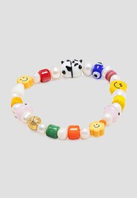 Farverig perlearmbånd med runde og rørformede perler i forskellige farver, herunder gule, røde, grønne og hvide perler, med legende designs.