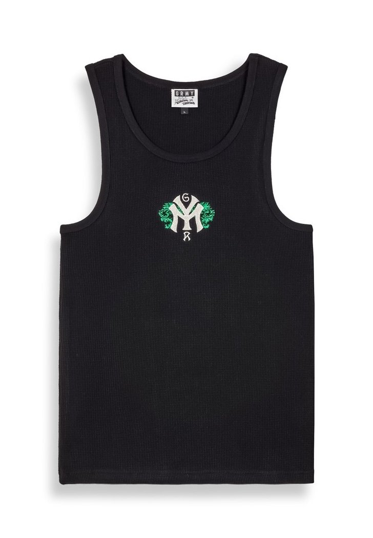 Top sin mangas de rayas negras con un escote redondo y un logo bordado en blanco y verde, centrado en el pecho.